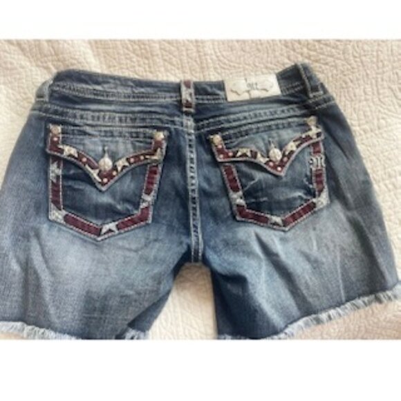 MISS ME*EMBELLISHED*LOW RISE*SIGNATURE SHORTS*TAG 31 MEASURED WAIST IS A 32" - Picture 2 of 5